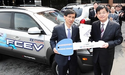 ▲ 임태원 현대&middot;기아차 연료전지 개발실장(오른쪽)이&nbsp;지난 3월&nbsp;서울시청 남산별관에서 김기춘 서울시 맑은환경본부장에게 '수소연료전지차 모니터링사업'에 사용될 '투싼 수소연료전지 그린카' 2대를 전달하고 있다.&nbsp; ⓒ&nbsp;연합뉴스
