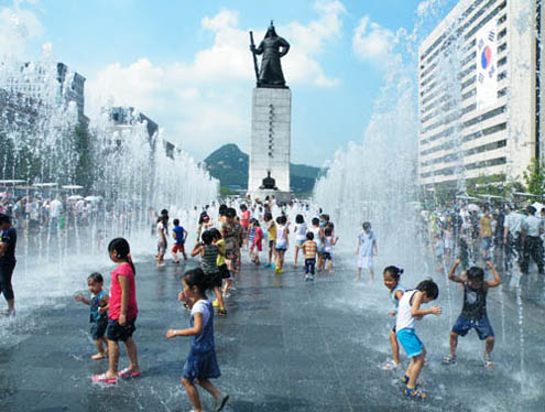 ▲ 말복인 13일 찜통 삼복 더위 속에 서울 광화문 광장 분수대가 시원하게 물줄기를 뿜어내고 있다 ⓒ 뉴데일리