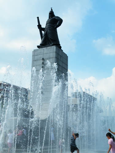 ▲ 말복인 13일 충무공 동상 앞 서울 광화문 광장 분수대가 시원하게 물줄기를 뿜어내고 있다 ⓒ 뉴데일리