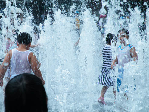 ▲ 13일 서울 광화문 광장 분수대의 시분수대의 시원한 물줄기 속으로 뛰어들어 도심 속 물놀이를 즐기는 어린이들. ⓒ 뉴데일리