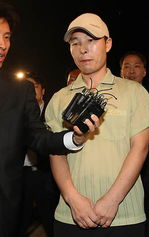 ▲ 북한에 억류돼 있다 136일만에 풀려난 현대아산 직원 유성진씨가 13일 오후 기자들의 질문세례를 받으며 서울 현대아산병원으로 들어서고 있다. ⓒ연합뉴스