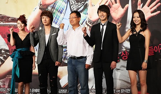 ▲ 13일 KBS 새 수목드라마 '아가씨를 부탁해' 제작보고회에서 윤은혜(왼쪽부터), 윤상현, 연출 지영수, 정일우, 문채원이 포즈를 취하고 있다. ⓒ&nbsp;연합뉴스