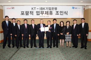 ▲ 업무제휴 조인식에 참석한 KT와 IBK기업은행 관계자들이 기념촬영을 하고 있다. 사진 왼쪽부터 KT 한동현 전략투자담당, KT 배한업 무선데이타기획담당, IBK 고일영 IT본부장, IBK 정충현 기업고객본부장, IBK 주영래 경영전략본부장, KT 이석채 회장, IBK 윤용로 행장, KT 이상훈 기업고객본부장, KT 송영희 홈고객전략본부장, KT 이영희 기업고객전략본부장, KT 계승동 기업고객본부장, IBK 김성태 미래전략팀부장.&nbsp; ⓒ 뉴데일리