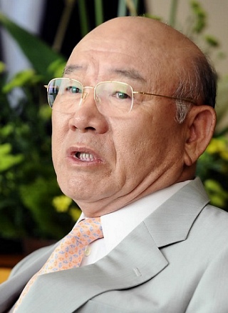 ▲ 김대중 전 대통령이 폐렴으로 장기 입원중인 14일 오전 서울 신촌 연세대 세브란스병원을 방문한 전두환 전 대통령.&nbsp; ⓒ 연합뉴스