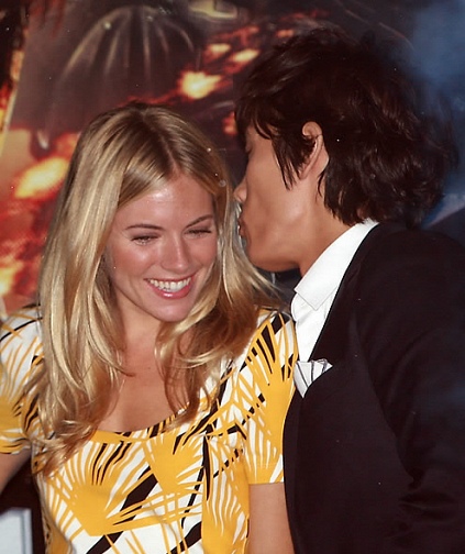 ▲ 지난달 29일 오전 장충동 신라호텔에서 열린 영화 '지.아이.조:전쟁의 서막'(감독 스티븐 소머즈) 기자간담회에서 배우 이병헌(오른쪽)이 시에나 밀러와 이야기를 나누고 있다. ⓒ 연합뉴스