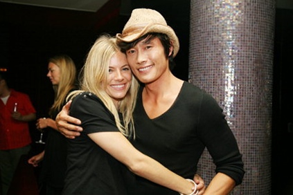 ▲ 한국에서의 기자회견 직후 이병헌이 주최한 한 파티장에서 다정한 모습을 보이고 있는 시에나 밀러와 이병헌.  ⓒ사진제공 = CJ엔터테인먼트