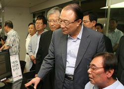 ▲ 최시중 방송통신위원장이 14일 광화문 KT프라자를 방문, 이날 개통된 이동전화 요금감면 절차 간소화 시스템을 둘러보고 있다. ⓒ 뉴데일리