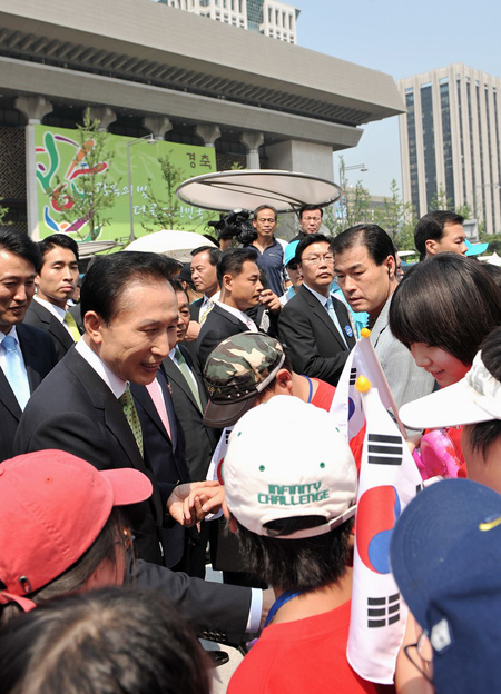 ▲ 15일 광복절 경축식 행사를 마친 뒤 광화문 광장을 찾은 이명박 대통령이 시민들과 인사를 나누고 있다. ⓒ 뉴데일리<=청와대 제공> 