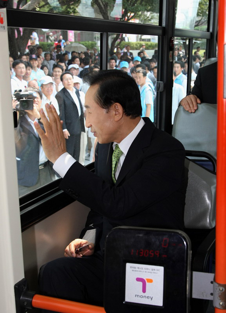 ▲ 이명박 대통령은 15일 서울 세종문화회관에서 열린 광복절 경축식에 참석한 후 8000번 버스를 타고 청와대로 이동하는 '깜짝' 행보를 보였다. 이 대통령이 시민들에게 손 흔들어 인사하고 있다. ⓒ 뉴데일리<=청와대 제공>