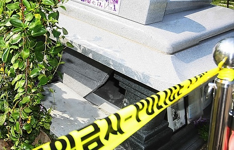 ▲ 15일 탤런트 故 최진실의 유골함이 도난당한 경기 양평 갑산공원 최진실 묘의 모습.  ⓒ 연합뉴스