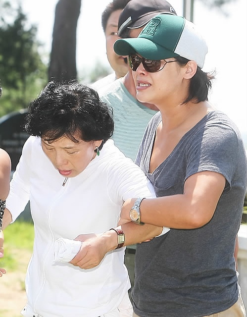 ▲ 15일 탤런트 故 최진실의 유골함이 도난당한 경기 양평 갑산공원 최진실 묘의 모습. 고인의 어머니가 이영자의 부축을 받고 있다.  ⓒ 연합뉴스