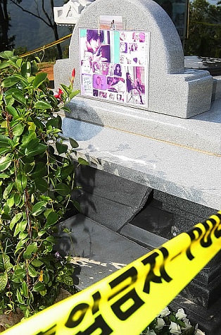 ▲ 15일 탤런트 故 최진실의 유골함이 도난당한 경기 양평 갑산공원 최진실 묘의 모습.  ⓒ 연합뉴스