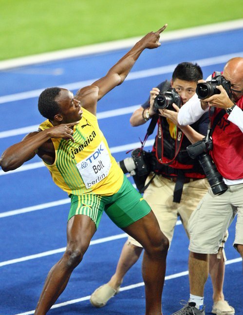 ▲ 17일 오전(한국시간) 독일 베를린 올림피아 슈타디온에서 열린 2009 세계육상선수권대회 남자 100m 결승에서 우사인 볼트(자마이카)가 세계신기록(9초58)으로 우승한 뒤 세리머니를 펼치고 있다.&nbsp; ⓒ&nbsp;연합뉴스