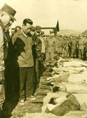 ▲ 지난 1968년 청와대 습격 사건(1.21 사태) 뒤 유일하게 생포된 김신조가 사살된 동료 무장공비들의 시체를 확인하고 있다. ⓒ연합뉴스
