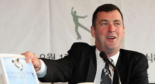 ▲ 자서전에 대해 설명하는 브라이언 오서 코치 ⓒ 연합뉴스