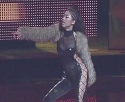 ▲ 2005년 당시 대한민국 영화대상에 참석해 양옆이 트인 가죽 의상을 입고 나와 노팬티 의혹을 불러일으켰던 전혜빈.  ⓒMBC화면 캡처 