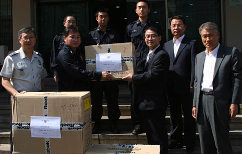 ▲ 마리오는 지난 5일 서울 금천경찰서를 방문해 '지역 사랑, 큰 기쁨' 행사를 열고 의경들에게 체육복 100벌을 기증했다. 아래 왼쪽부터 박승용 금천경찰서장, 박근석 소대장, 한상태 (주)마리오 사장, 강동남 부사장. ⓒ 뉴데일리