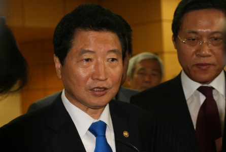 ▲ 18일 오전 11시 40분께 김대중 전 대통령을 병문안 하기 위해 신촌 세스란스병원을 찾은 한나라당 안상수 원내대표(가운데)와 장광근 사무총장(오른쪽). ⓒ 뉴데일리