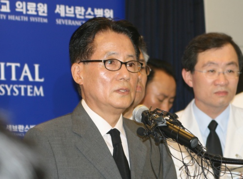 ▲ 서울 신촌세브란스 병원에서 김대중 전 대통령 서거를 공식 발표하는 민주당 박지원 의원. ⓒ 뉴데일리