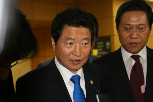 ▲ 18일 오전 11시 40분께 김대중 전 대통령이 입원 중인 연세대 세브란스병원을 찾은 한나라당 안상수 원내대표. 이날 안 원내대표는 김 전 대통령을 만나고 온 소감을 묻는 기자들의 질문에 