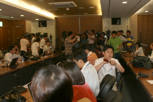 ▲ 18일 오후 1시 43분께 김대중 전 대통령이 서거했다는 소식이 전해지자 일선 기자들이 부랴부랴 연세대 세브란스병원 브리핑실에 모여 취재 준비에 여념이 없는 모습.  ⓒ 뉴데일리