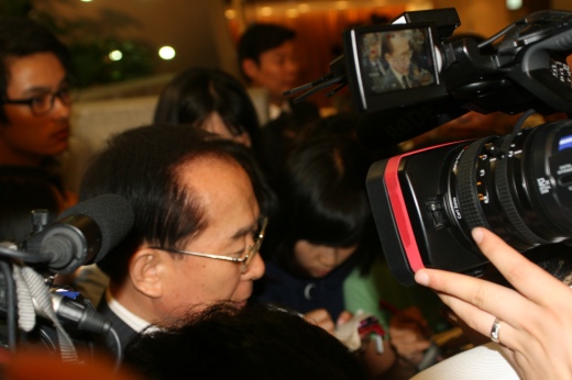 ▲ 18일 오후 연세대 세브란스병원을 찾은 자유선진당 이회창 총재가 조문 직후 기자들에게 질문 공세를 받고 있다.  ⓒ 뉴데일리