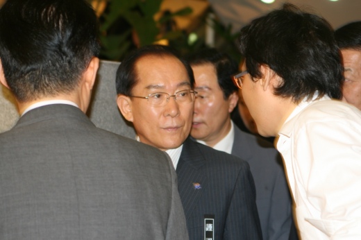 ▲ 18일 오후 연세대 세브란스병원을 찾은 자유선진당 이회창 총재가 조문 직후 기자들에게 질문 공세를 받고 있다.  ⓒ 뉴데일리