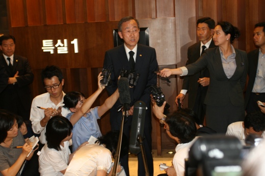 ▲ 반기문 유엔사무총장이 18일 조문 직후 김대중 전 대통령에 대한 소회를 밝히고 있다.  ⓒ 뉴데일리