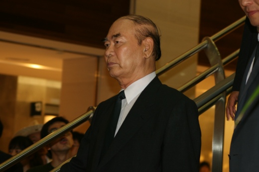 ▲ 굳은 표정으로 빈소에 들어서는 김영배 전 의원   ⓒ 뉴데일리