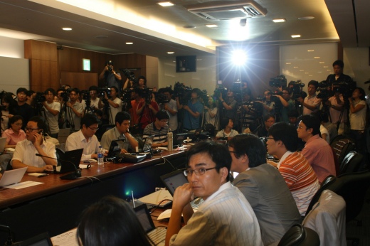 ▲ 김대중 전 대통령이 서거했다는 소식에 '인산인해'를 이룬 연세대 세브란스병원 브리핑룸.  ⓒ 뉴데일리