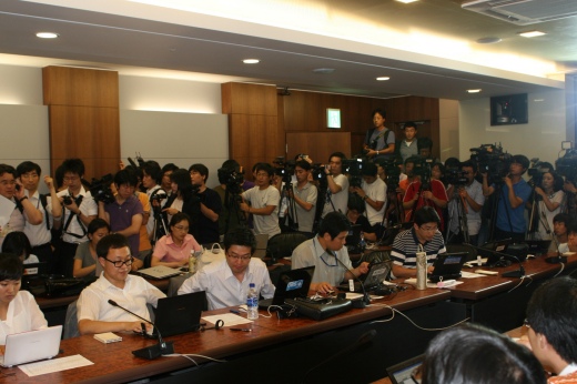 ▲ 김대중 전 대통령이 서거했다는 소식에 '인산인해'를 이룬 연세대 세브란스병원 브리핑룸.  ⓒ 뉴데일리