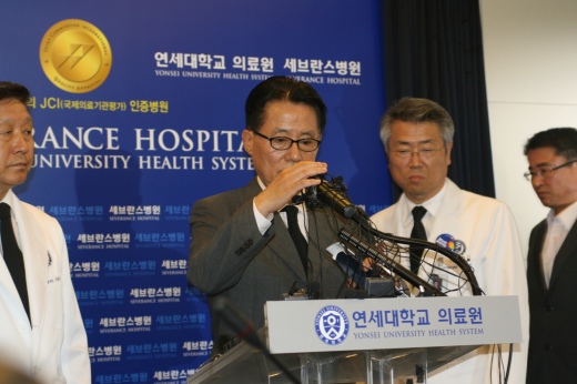 ▲ 18일 오후 2시 30분께 김대중 전 대통령 서거 관련 기자회견에 앞서 민주당 박지원 의원이 병원 관계자들이 지켜보는 가운데 신중하게 마이크를 테스트하고 있다.  ⓒ 뉴데일리