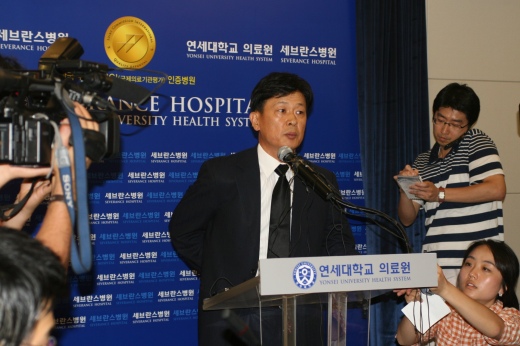 ▲ 연세대 세브란스병원 관계자가 18일 오후 2시 30분 김대중 전 대통령 서거 관련 '브리핑 일정'을 설명하고 있다. ⓒ 뉴데일리