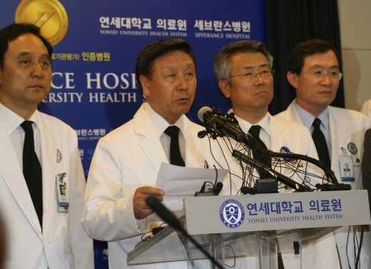 ▲ 박창일 연세대학교 의료원장이 18일 서울 연세대 세브란스 병원에서 가진 기자회견에서 “김대중 전 대통령이 이날 오후 1시 43분 연세대 세브란스 병원에서 서거했다”고 발표했다.  ⓒ 뉴데일리