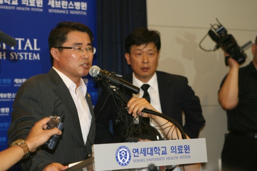 ▲ DJ의 최 측근인 최경환 비서관은 이날 신경이 바짝 곤두서있는 기자들을 능수능란하게 통제하는 모습을 보여 주목을 받았다.  ⓒ 뉴데일리