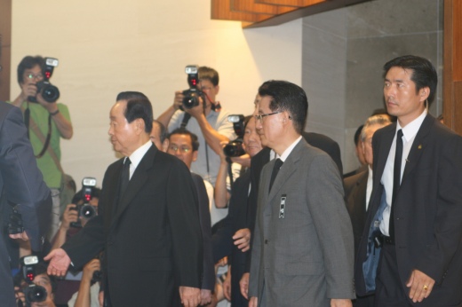 ▲ 18일 오후 5시 반 조문이 시작된 이후 김영삼 전 대통령의 모습이 보이자 임시 빈소인 '특실1'앞이 술렁이기 시작했다. ⓒ 뉴데일리