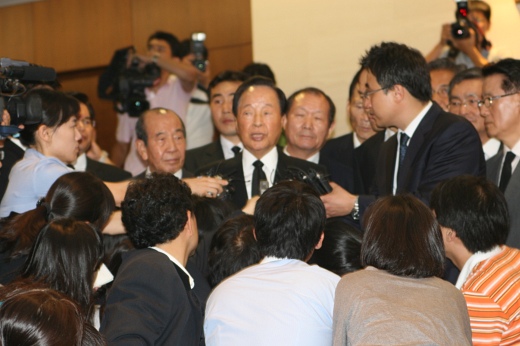 ▲ 18일 오후 연세대 세브란스병원에 마련된 임시 빈소에 모습을 드러낸 김영삼 전 대통령이 기자들에 둘러싸여 질문세례를 받고 있다.  ⓒ 뉴데일리