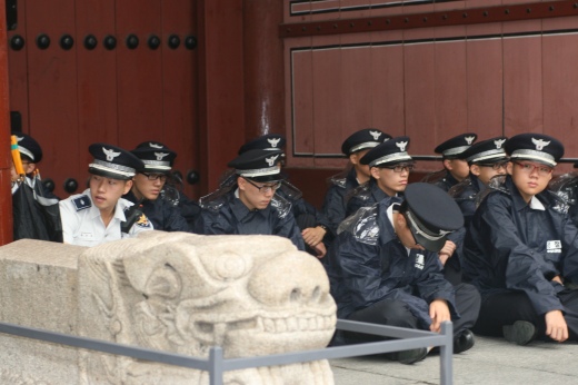▲ 이른 아침부터 시민분향소 난립을 막기 위해 덕수궁 대한문 앞을 지키고 있는&nbsp;경찰들의&nbsp;모습. &nbsp;ⓒ 뉴데일리