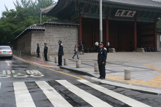▲ 시민분향소 난립을 막기 위해 덕수궁 대한문 앞을 지키고 있는&nbsp;경찰들의&nbsp;모습. &nbsp;ⓒ 뉴데일리