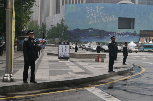 ▲ 19일 오전 8시 덕수궁 대한문 앞으로 경찰 병력이 속속 도착하고 있다. ⓒ 뉴데일리