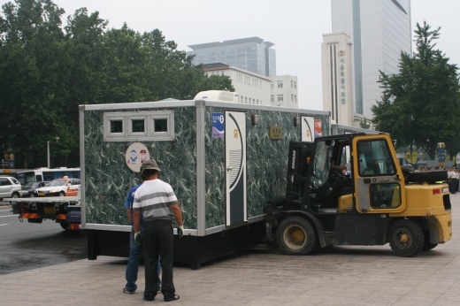 ▲ 서울광장 외곽에 시민들의 원활한 조문을 위해 간이화장실이 세워지고 있다. ⓒ 뉴데일리