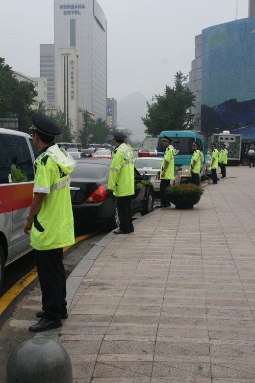 ▲ 이른 아침부터 서울광장에 투입, 조문객들의 질서유지에 나서고 있는 경찰 병력.  ⓒ 뉴데일리