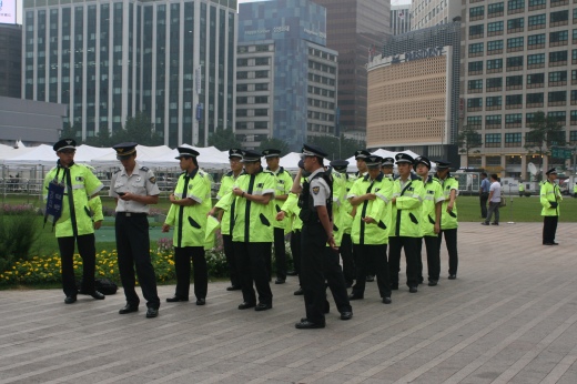 ▲ 19일 오전 시청 앞 서울광장을 찾는 조문객들의 질서유지에 나서고 있는 경찰 병력. &nbsp;ⓒ 뉴데일리