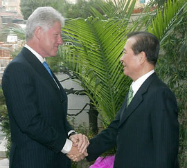 ▲ 2003년 11월 14일 방한했던 빌 클린턴 전 미국 대통령이 서울 동교동 김대중도서관을 방문해 김대중 전 대통령과 만나 악수를 나누는 모습. ⓒ 연합뉴스