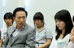 ▲ 이명박 대통령이 지난 7월 30일 대학교육협의회를 방문, 대학생들을 만나 취업후 상환 학자금 대출제에 대해 설명하고 있다. ⓒ 뉴데일리