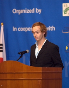 ▲ 한국청소년단체협의회와 보건복지가족부가 개최한 '국제청소년포럼(International Youth Forum)' 개막식에서 덴마크 참가자 듀퐁 미카엘(Dupont Michael, 23)군이 답사를 하고 있다. &nbsp;ⓒ 뉴데일리