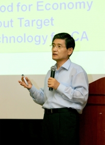 ▲ 한국청소년단체협의회와 보건복지가족부가 개최한 '국제청소년포럼(International Youth Forum)' 에서 정래권 외교통상부 기후변화대사가 참가자들을 대상으로 기후변화에 대한 기조강연을 하고 있다. &nbsp;ⓒ 뉴데일리