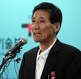 ▲ 나로우주센터는 19일 한국 첫 우주발사체 나로호 발사를 중지하고 이날 발사가 어렵다는 입장을 밝혔다. 이상목 과학기술정책실장은 