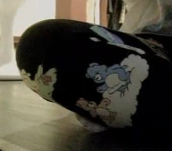 ▲ 공민지가 입고 있는 바지에 다소 민망한 자세를 취하고 있는 곰 캐릭터가 그려져 있다. ⓒ 해당 방송 캡처 화면