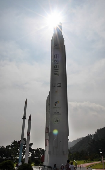 ▲ 한국 첫 우주발사체 나로호(KSLV-I) 발사가 연기된 20일 나로우주센터 앞의 일반인 출입 통제가 해제됐다. 한편 발사 연기 원인이 경미한 것으로 알려졌지만 발사 예비기한인 26일 이내 가능여부는 아직 불투명하다. ⓒ 연합뉴스